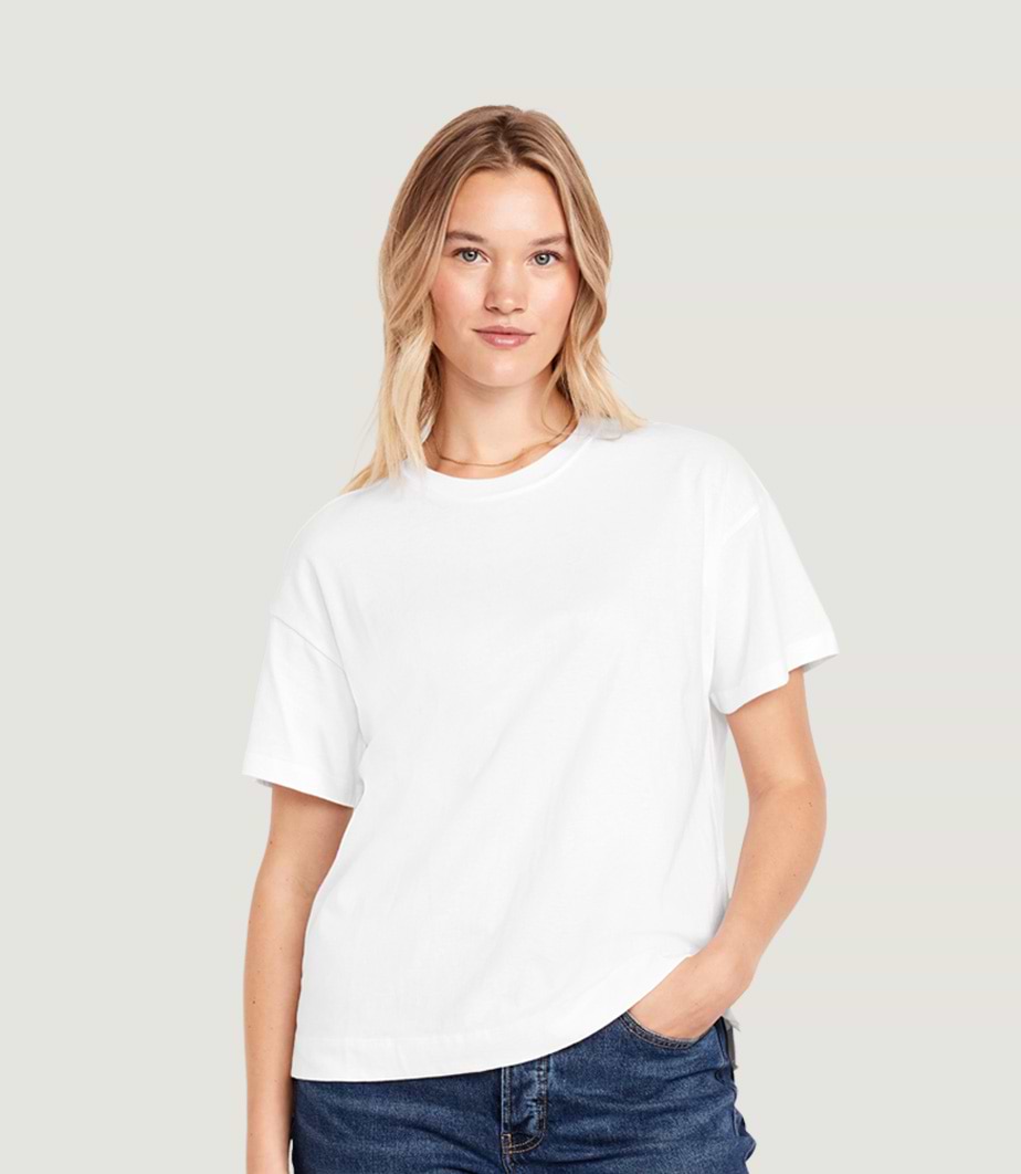 A female model wearing basic loose short sleeve t-shirt.