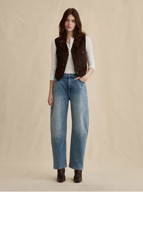 Barrel Leg. A distinctive curved fit that tapers towards the ankle.