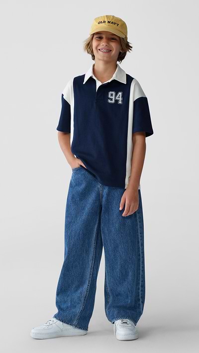 A model wearing baggy fit jean and short sleeve t-shirt.