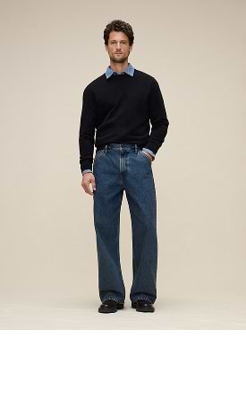 Ample. Coupe décontractée au niveau des cuisses, avec une jambe droite