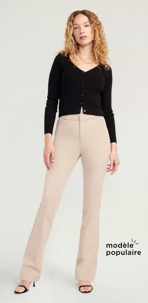 Une femme porte un pantalon pixie évasé extensible à taille haute.