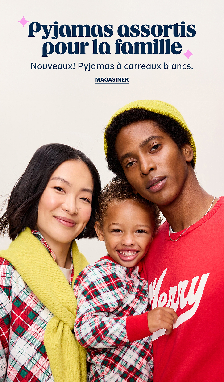 French ad showing two adults and a child in matching red‑green plaid pajamas; headline reads “Pyjamas assortis pour la famille.”