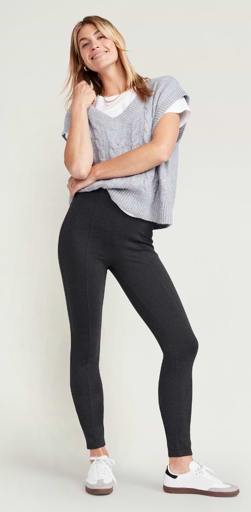 Une femme porte un pantalon Stevie en point de Rome ajusté à taille haute.