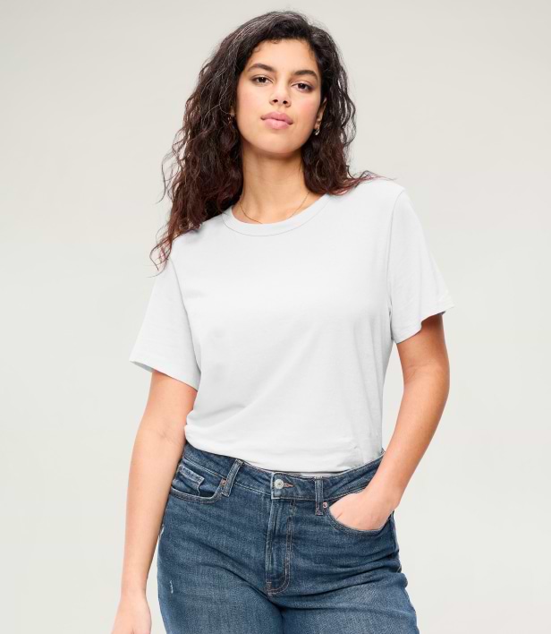 A female model wears basic short sleeve t-shirt.