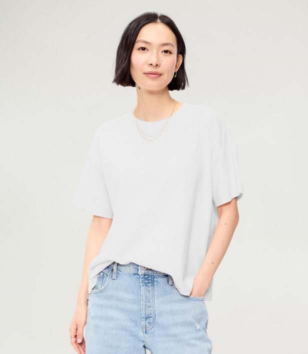 A female model wearing loose short sleeve t-shirt