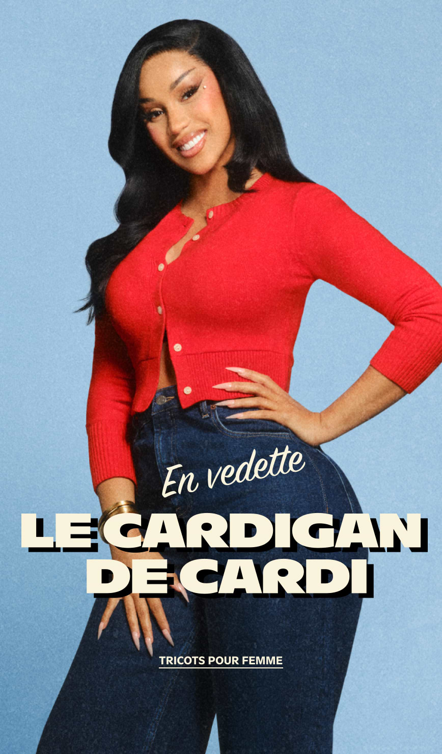 Person wearing a cropped red cardigan and dark blue jeans against a light blue background. Overlaid text: “En vedette — Le cardigan de Cardi. Tricots pour femme.”