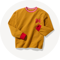 T-shirt jaune moutarde à imprimé pour garçon.