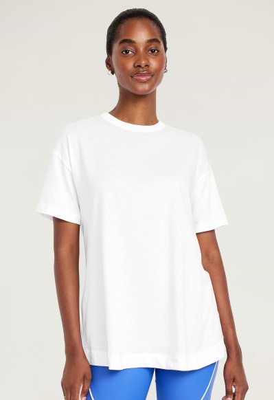 A female model wearing short sleeve graphic tees.