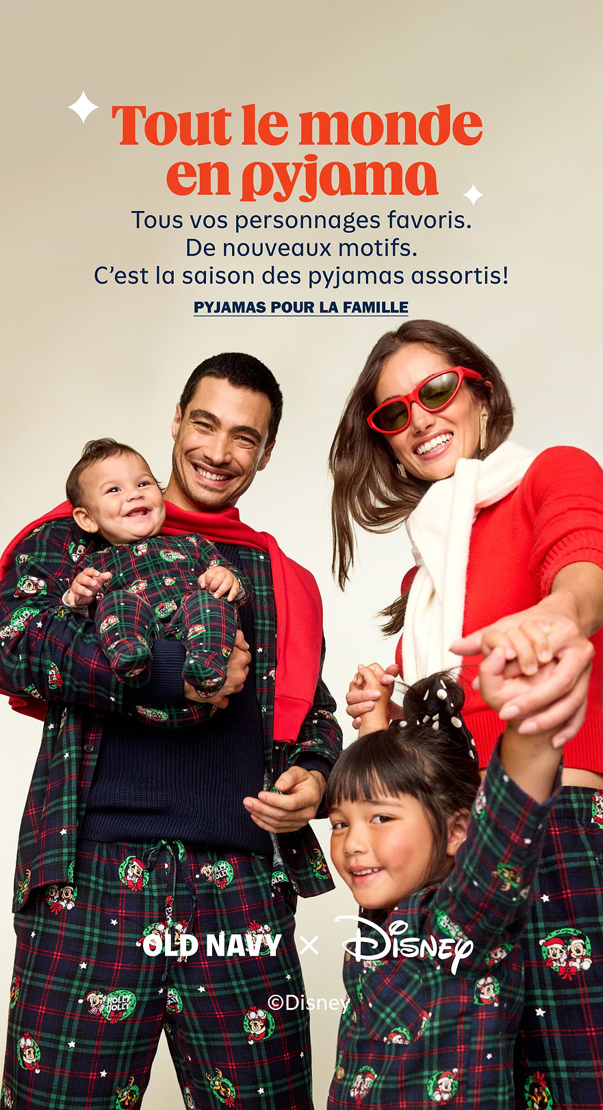 Smiling family of four in matching green-and-red plaid Disney pajamas; French text reads “Tout le monde en pyjama… Pyjamas pour la famille.” Old Navy x Disney holiday ad.