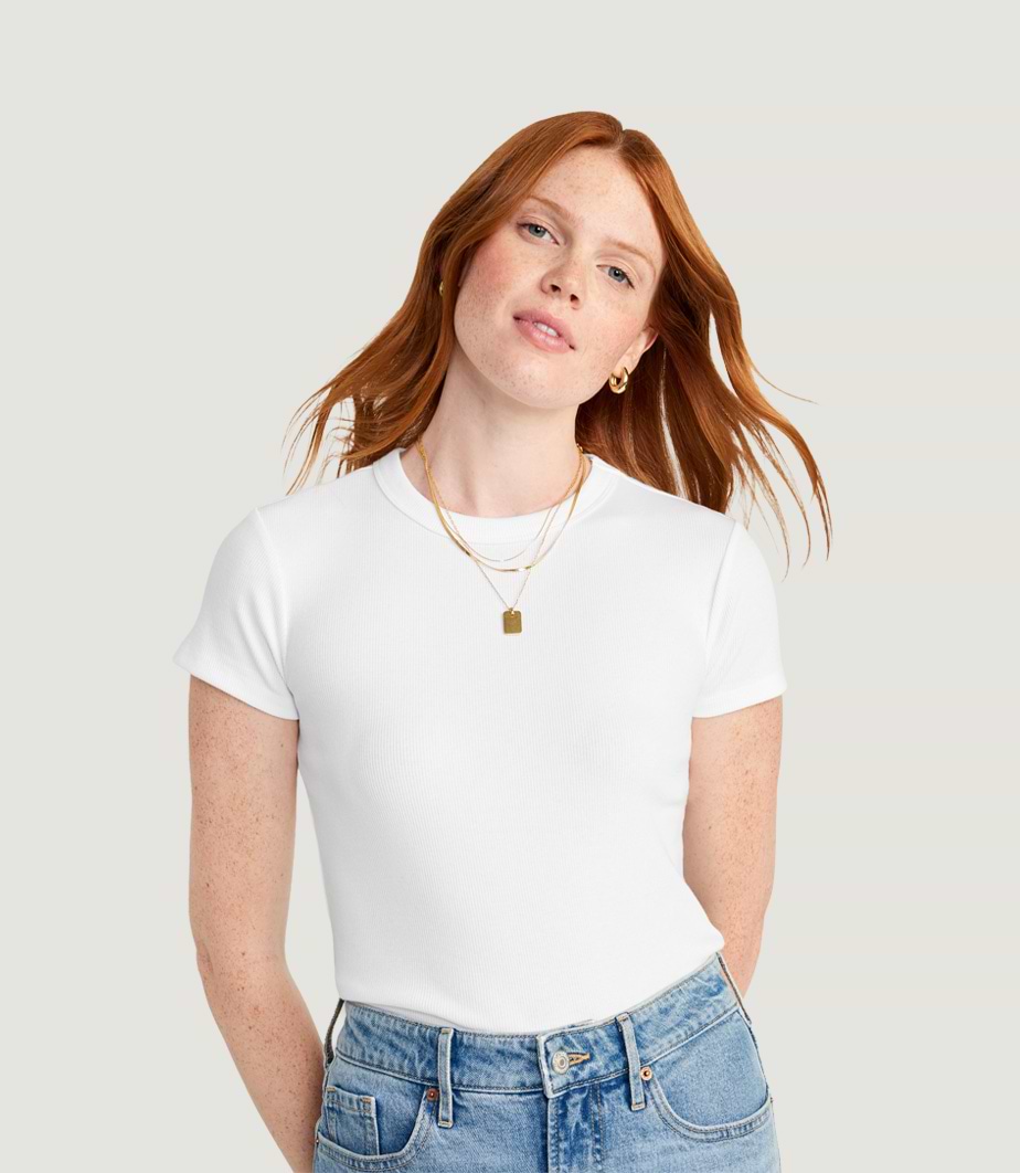A female model wears basic short sleeve t-shirt.
