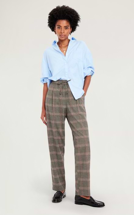 A female model wearing  billie straight style pants.