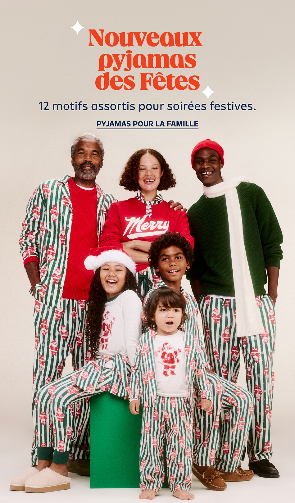 Smiling family of six in matching green-and-white Santa-print holiday pajamas; French text reads “Nouveaux pyjamas des Fêtes – 12 motifs assortis pour soirées festives. Pyjamas pour la famille.”