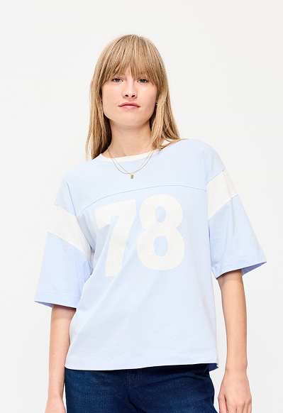 A female model wears and Old Navy graphic tee.