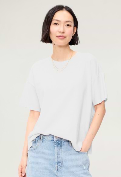 A female model wearing basic loose short sleeve t-shirt.